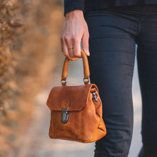 Lade das Bild in den Galerie-Viewer, winternam umhaengetasche alva cognac