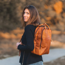 Lade das Bild in den Galerie-Viewer, Winternam Stavanger Lederrucksack cognac