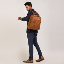 Lade das Bild in den Galerie-Viewer, Winternam Stavanger Lederrucksack cognac