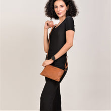 Lade das Bild in den Galerie-Viewer, winternam clutch solveig cognac