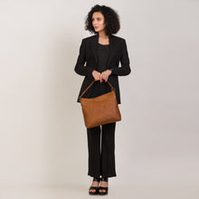 Lade das Bild in den Galerie-Viewer, winternam handtasche saga cognac