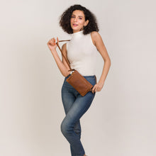 Lade das Bild in den Galerie-Viewer, winternam kleine umhaengetasche liv cognac