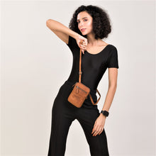 Lade das Bild in den Galerie-Viewer, winternam phonebag- illa cognac