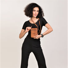 Lade das Bild in den Galerie-Viewer, winternam phonebag lilla cognac