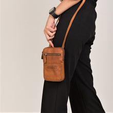Lade das Bild in den Galerie-Viewer, winternam phonebag lilla cognac