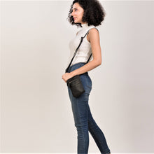 Lade das Bild in den Galerie-Viewer, winternam phonebag lilla schwarz