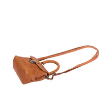 Lade das Bild in den Galerie-Viewer, winternam umhaengetasche alva cognac