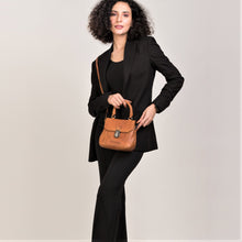 Lade das Bild in den Galerie-Viewer, winternam umhaengetasche alva cognac