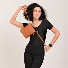 Lade das Bild in den Galerie-Viewer, winternam umhaengetasche maja cognac_