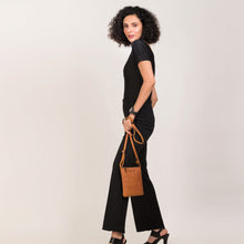 Lade das Bild in den Galerie-Viewer, winternam umhaengetasche maja cognac