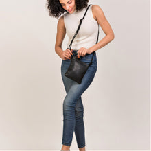 Lade das Bild in den Galerie-Viewer, winternam umhaengetasche maja schwarz