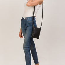 Lade das Bild in den Galerie-Viewer, winternam umhaengetasche maja schwarz