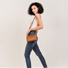 Lade das Bild in den Galerie-Viewer, winternam umhaengetasche ylvi cognac